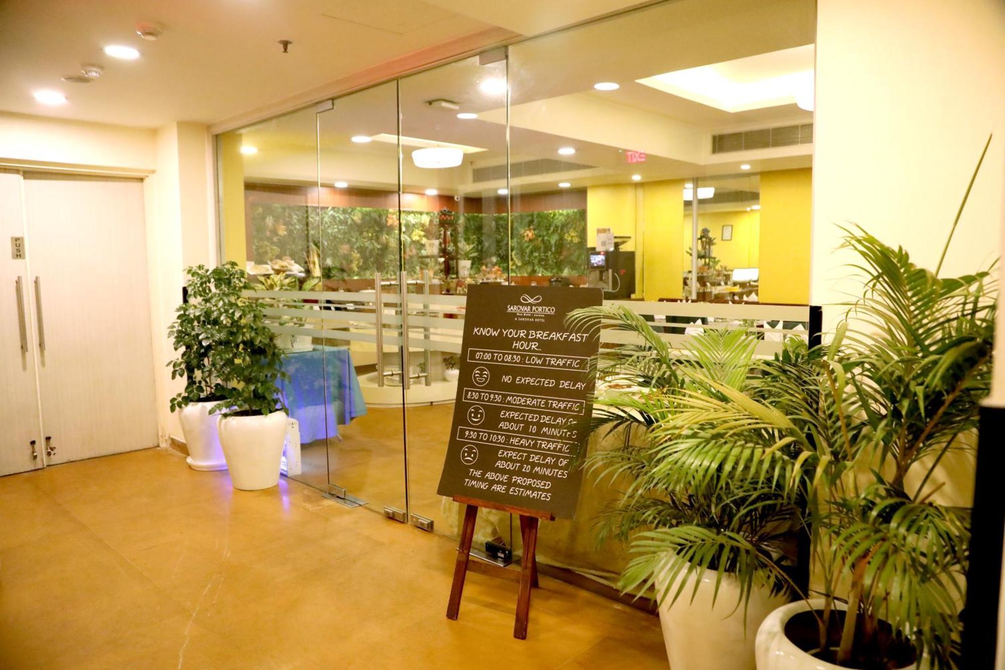Sarovar Portico Naraina, Hotel New Delhi Extérieur photo