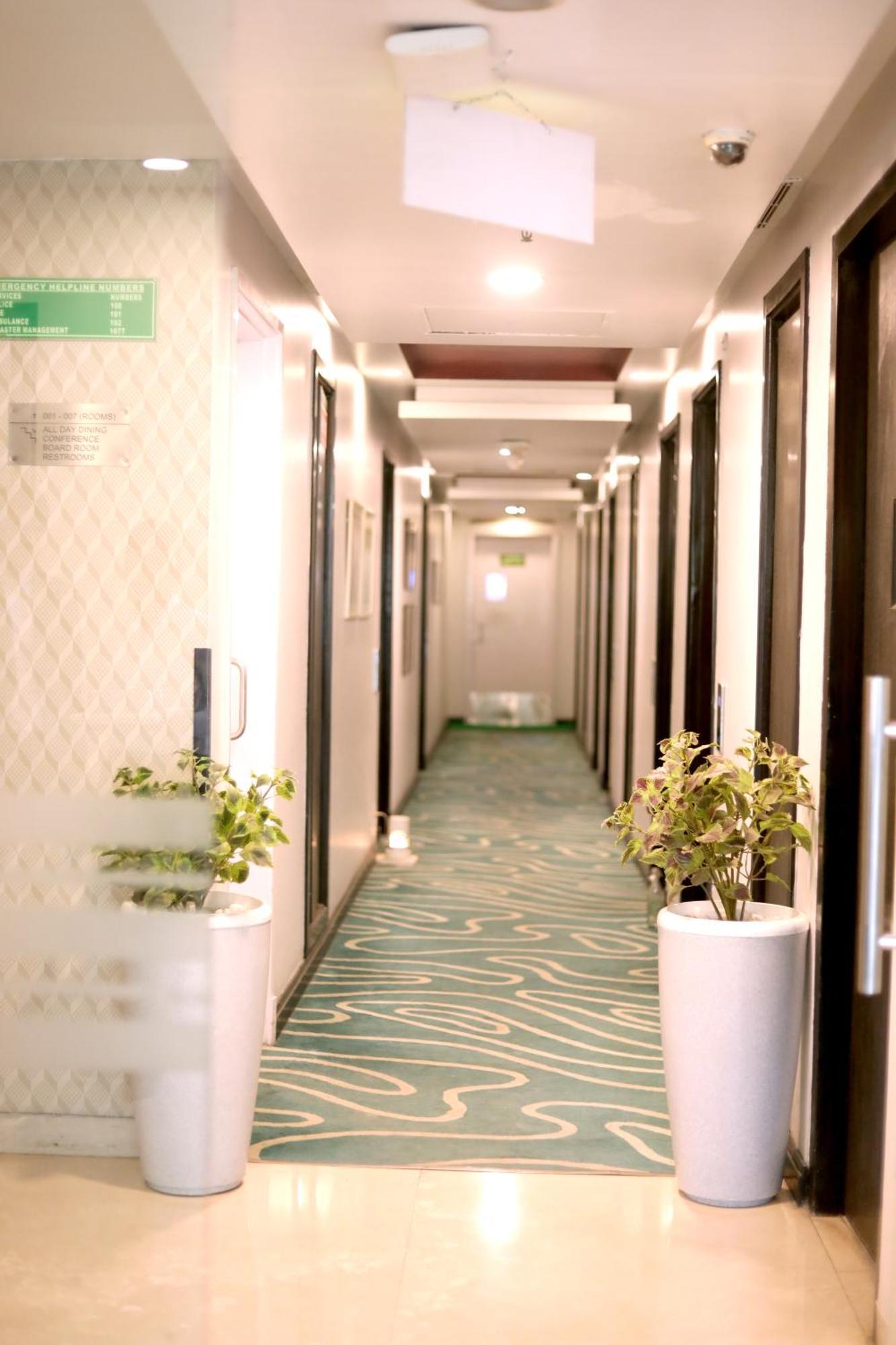 Sarovar Portico Naraina, Hotel New Delhi Extérieur photo