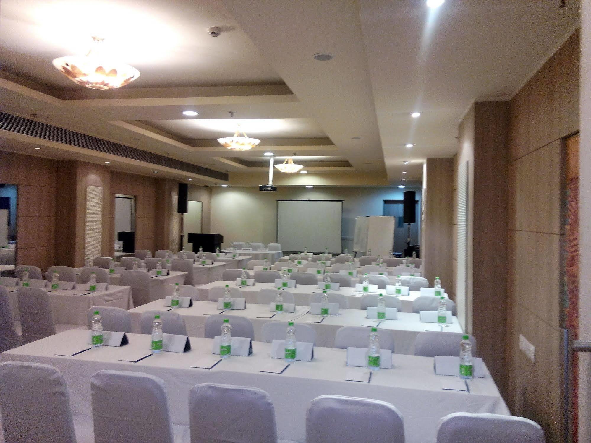 Sarovar Portico Naraina, Hotel New Delhi Extérieur photo